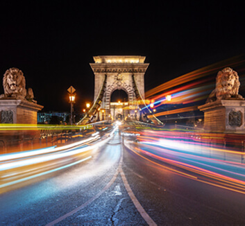Budapest bei Nacht - Illuminiertes Parlament und Kettenbrücke im Lichtermeer